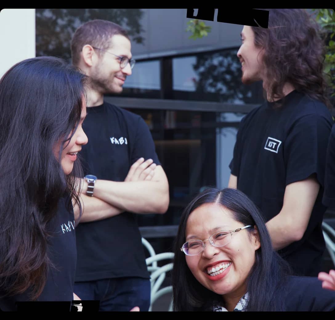 Un grupo de personas de pie una junto a otra